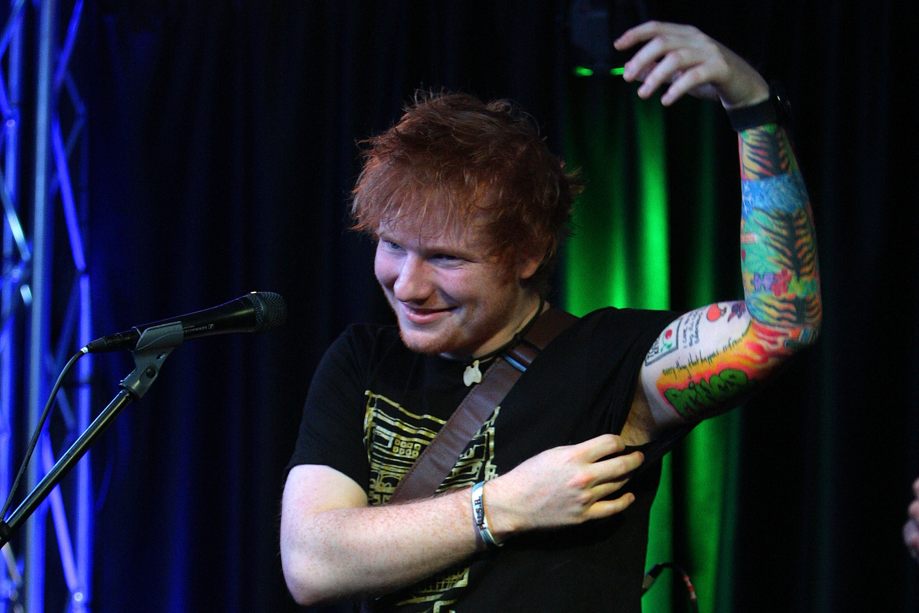Los tatuajes de Ed Sheeran apestan, según su propio tatuador
